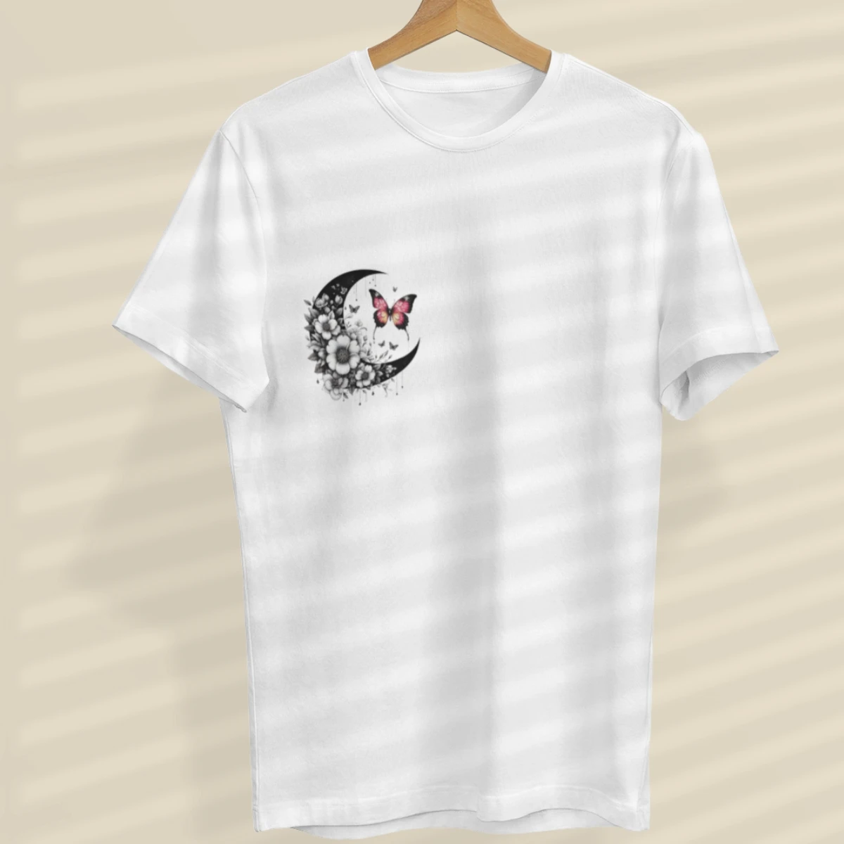 Camiseta Feminina Básica Lua Crescente e Borboleta
