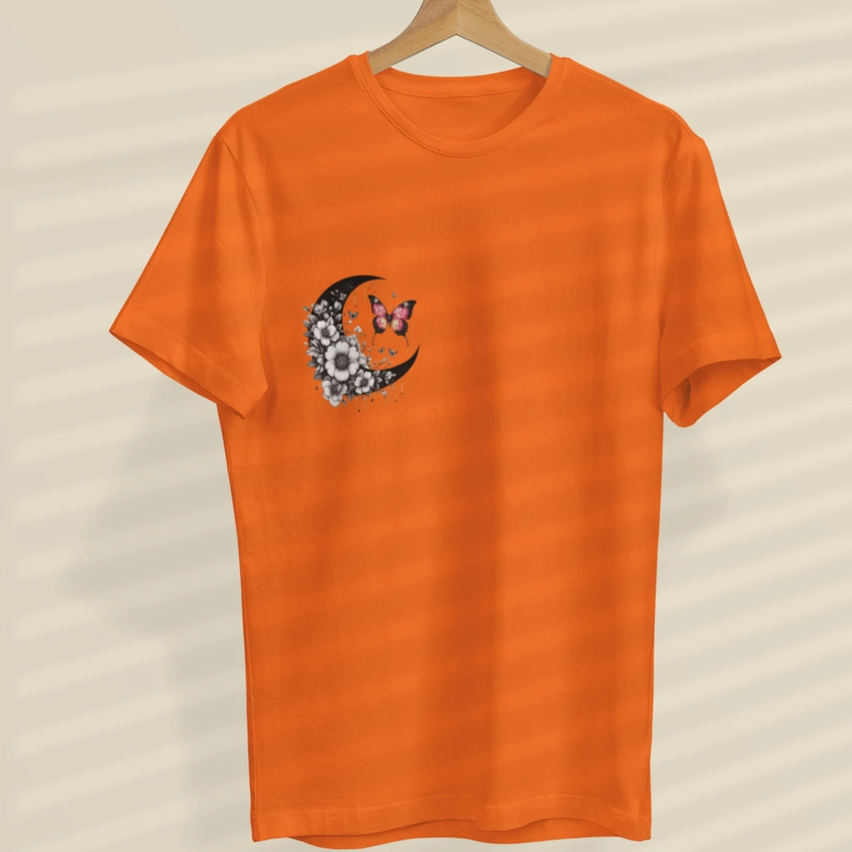 Camiseta Feminina Básica Lua Crescente e Borboleta