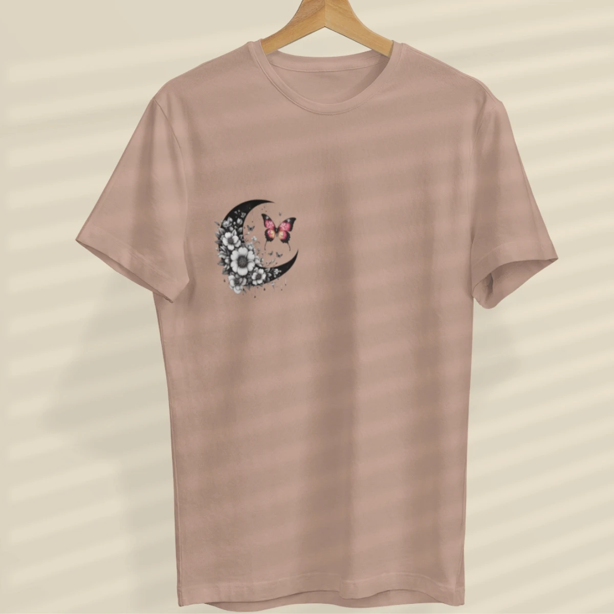 Camiseta Feminina Básica Lua Crescente e Borboleta