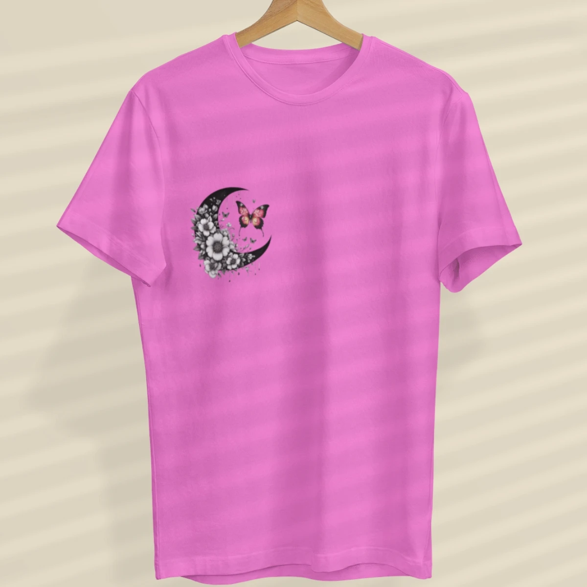 Camiseta Feminina Básica Lua Crescente e Borboleta