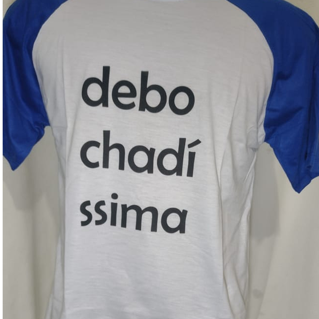  Camiseta Debochadíssima Branca com Gola Azul Tam M