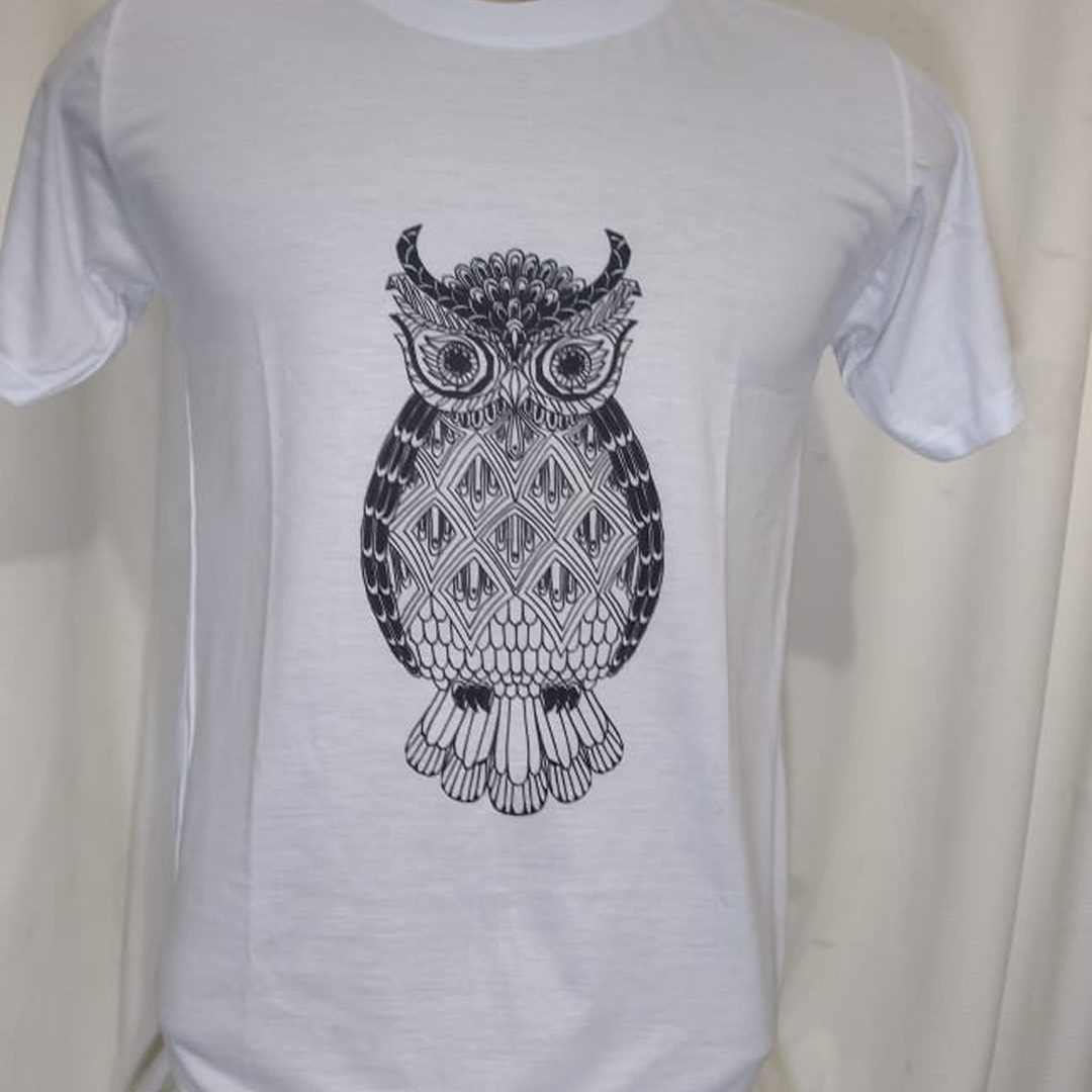  Camiseta Branca Gola Redonda | Estampa “Coruja Preta e Branca” | Tam. P