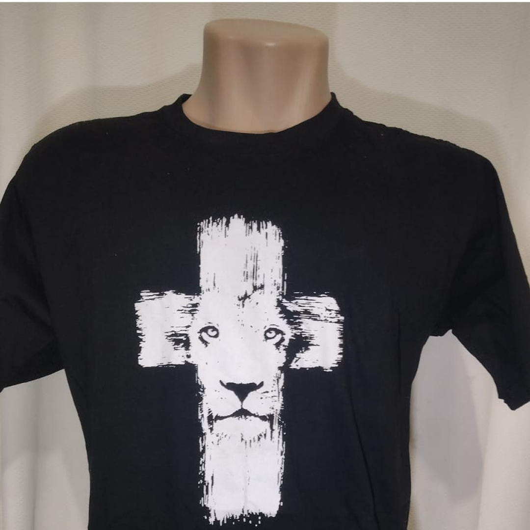  Camiseta Preta Gola Redonda | Estampa “Leão da Tribo de Judá” |