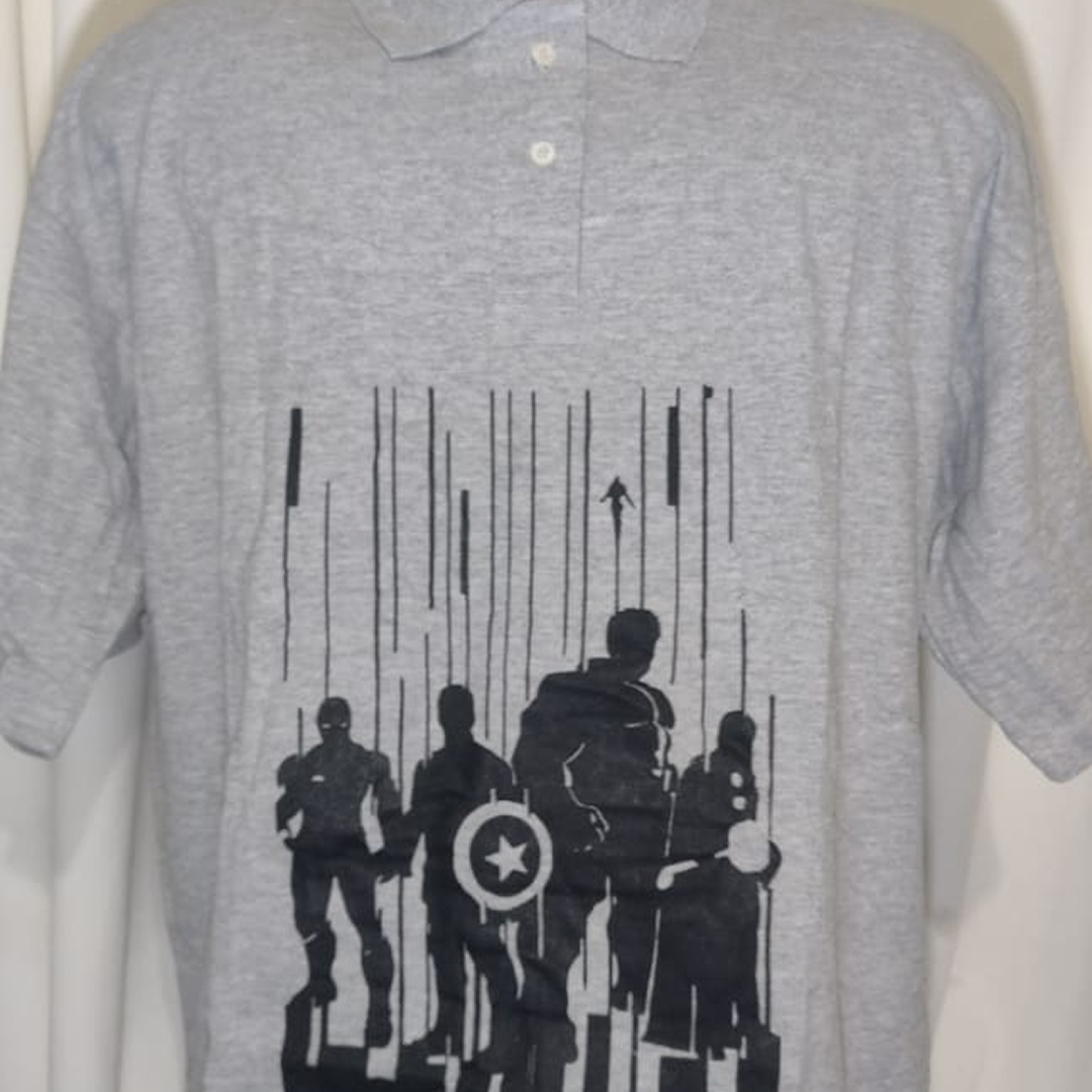  Camiseta Polo Cinza | Estampa Frontal dos Vingadores | Tam. EXG