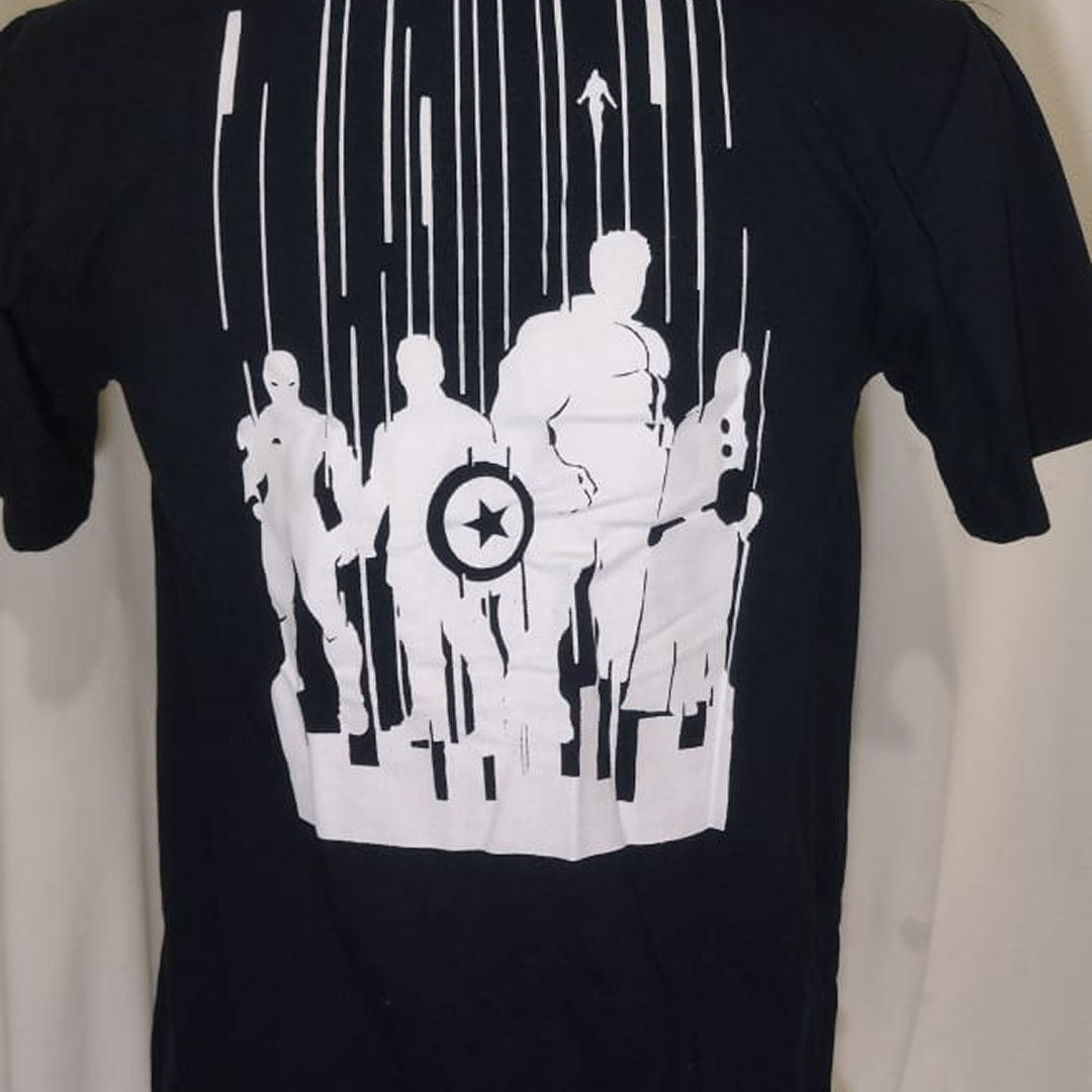  Camiseta Polo Preta dos Vingadores | Estampa Traseira | Tam. G